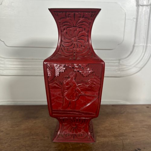 Vase en laque cinabre Chine sculpté motifs floraux et personnages L1074