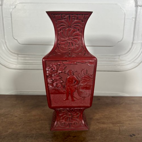 Vase en laque cinabre Chine sculpté motifs floraux et personnages L1074
