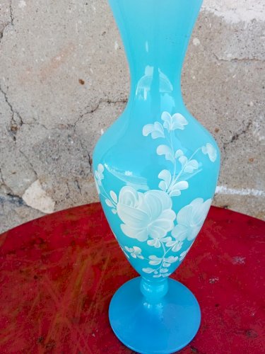 Vase en opaline bleu à décor de fleurs