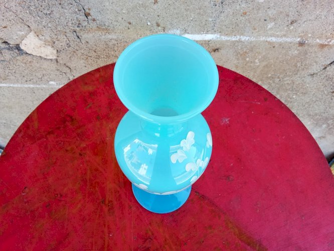 Vase en opaline bleu à décor de fleurs