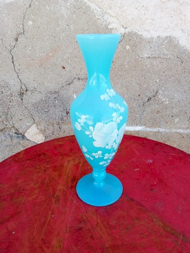 Vase en opaline bleu à décor de fleurs