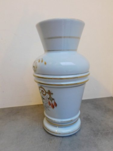 VASE EN OPALINE BLEU AVEC DECOR A LA DORURE