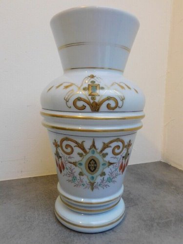 VASE EN OPALINE BLEU AVEC DECOR A LA DORURE