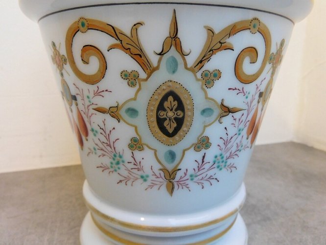 VASE EN OPALINE BLEU AVEC DECOR A LA DORURE