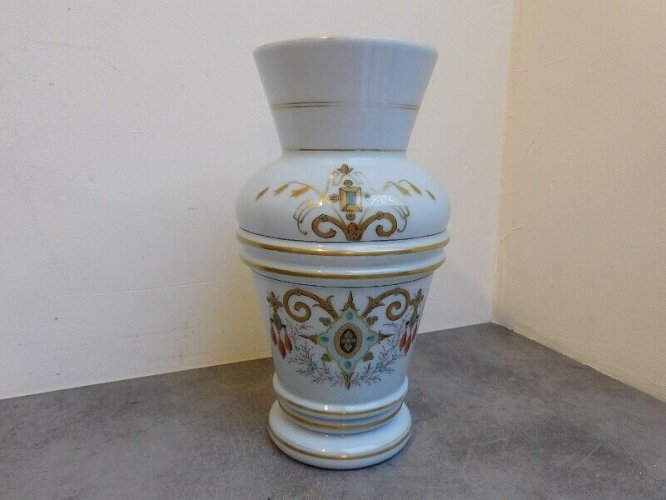 VASE EN OPALINE BLEU AVEC DECOR A LA DORURE