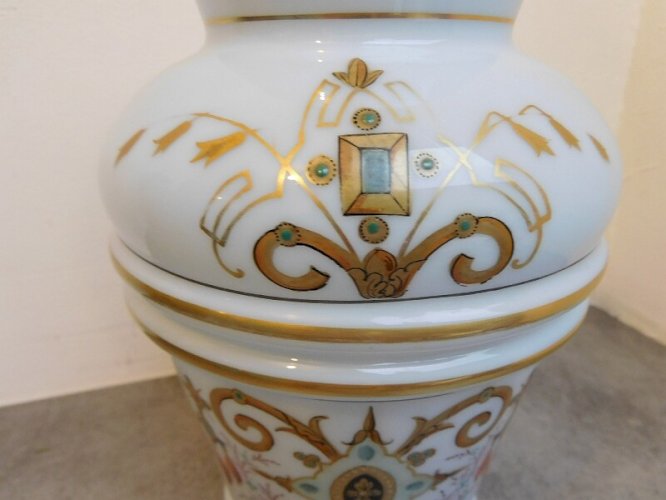 VASE EN OPALINE BLEU AVEC DECOR A LA DORURE