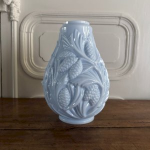 Vase en opaline bleue décor de feuillage et de pommes de pin 1930 M3706