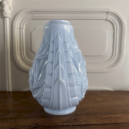 Vase en opaline bleue décor de feuillage et de pommes de pin 1930 M3706