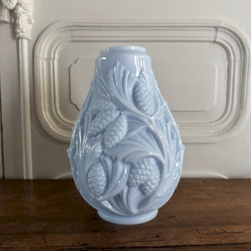 Vase en opaline bleue décor de feuillage et de pommes de pin 1930 M3706