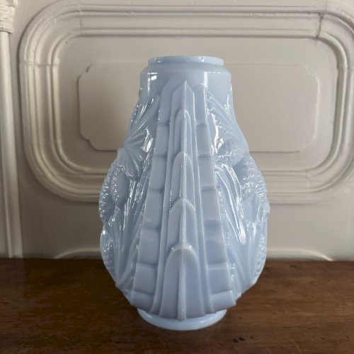 Vase en opaline bleue décor de feuillage et de pommes de pin 1930 M3706