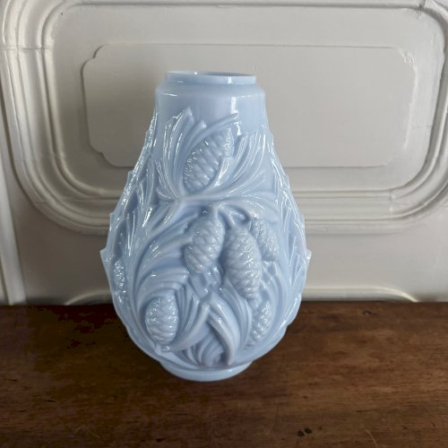 Vase en opaline bleue décor de feuillage et de pommes de pin 1930 M3706