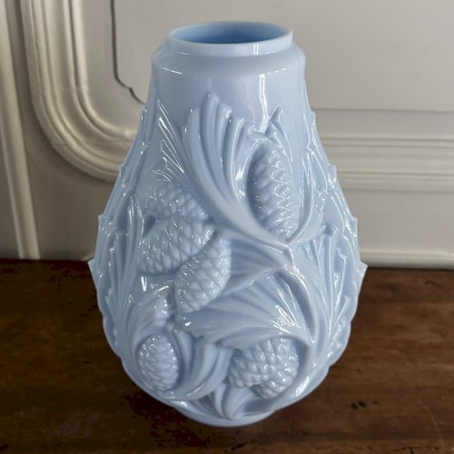 Vase en opaline bleue décor de feuillage et de pommes de pin 1930 M3706