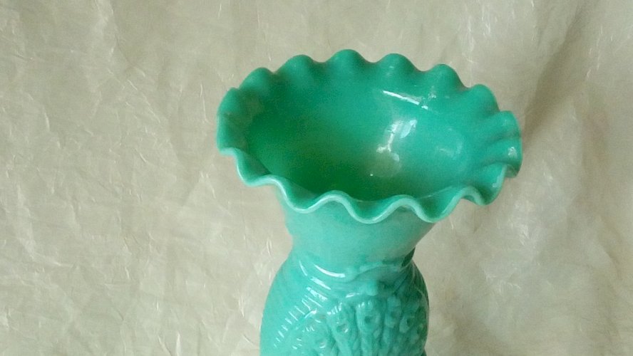 VASE EN  OPALINE DE FOIRE DECOR OISEAU DU PARADIS EN RELIEF FIN 19 éme