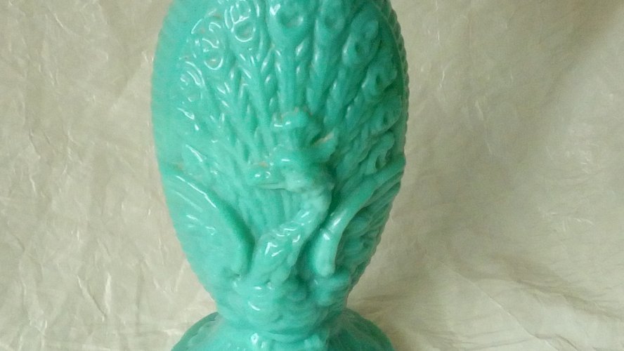 VASE EN  OPALINE DE FOIRE DECOR OISEAU DU PARADIS EN RELIEF FIN 19 éme