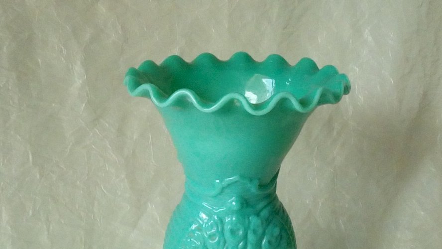 VASE EN  OPALINE DE FOIRE DECOR OISEAU DU PARADIS EN RELIEF FIN 19 éme