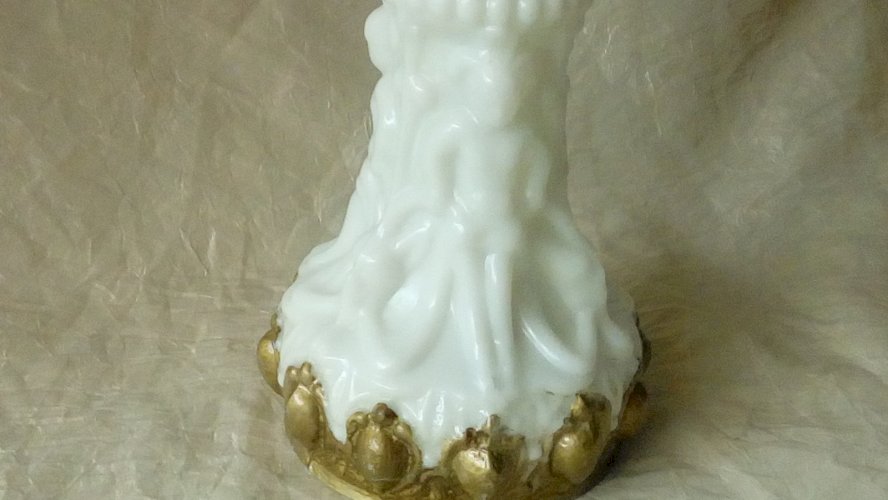 VASE EN  OPALINE DE FOIRE DECOR PERSONNAGES EN RELIEF PEINTURE POLYCHROME 19 éme