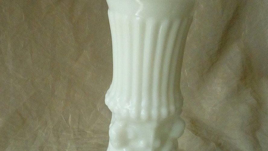 VASE EN  OPALINE DE FOIRE DECOR PERSONNAGES EN RELIEF PEINTURE POLYCHROME 19 éme