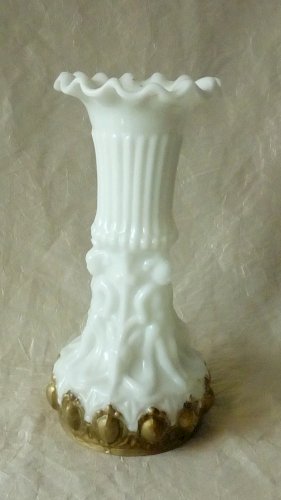 VASE EN  OPALINE DE FOIRE DECOR PERSONNAGES EN RELIEF PEINTURE POLYCHROME 19 éme