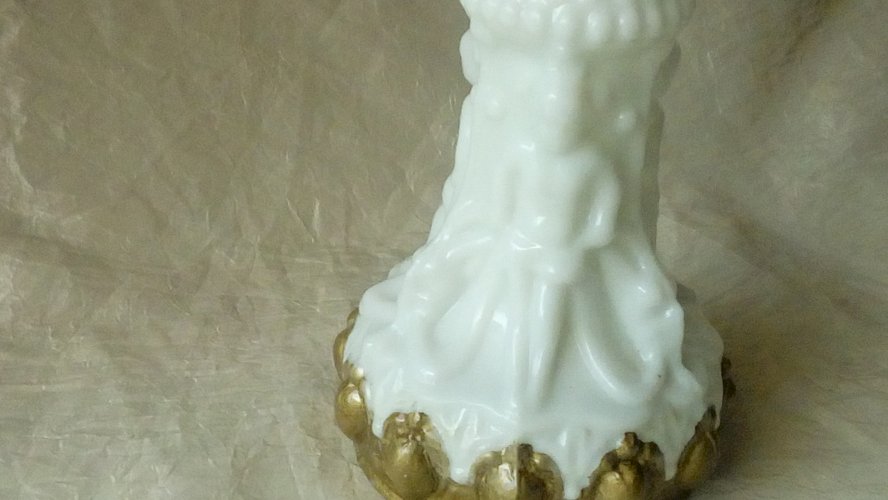 VASE EN  OPALINE DE FOIRE DECOR PERSONNAGES EN RELIEF PEINTURE POLYCHROME 19 éme