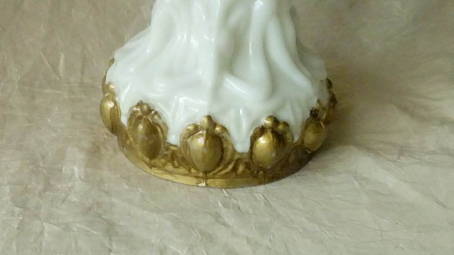 VASE EN  OPALINE DE FOIRE DECOR PERSONNAGES EN RELIEF PEINTURE POLYCHROME 19 éme