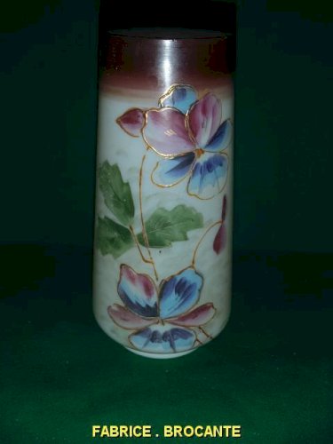 VASE EN OPALINE DECOR DE FLEURS
