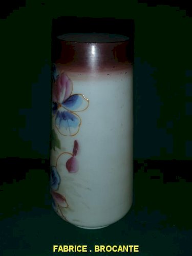 VASE EN OPALINE DECOR DE FLEURS