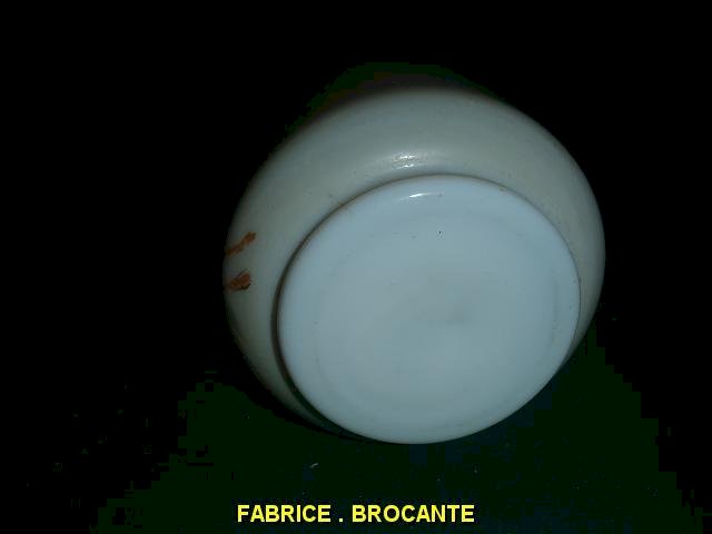 VASE EN OPALINE DECOR DE FLEURS
