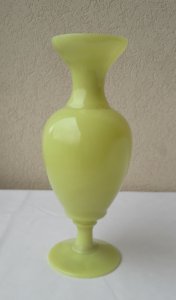 Vase en opaline jaune