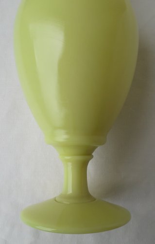 Vase en opaline jaune