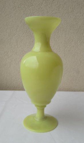 Vase en opaline jaune