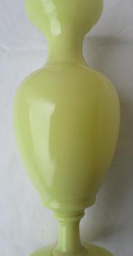 Vase en opaline jaune