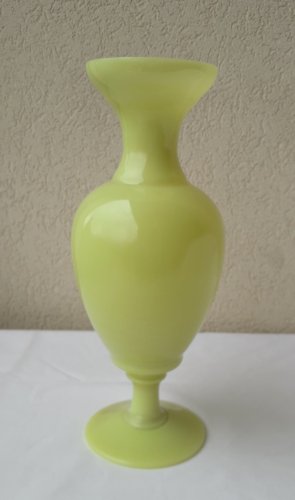 Vase en opaline jaune