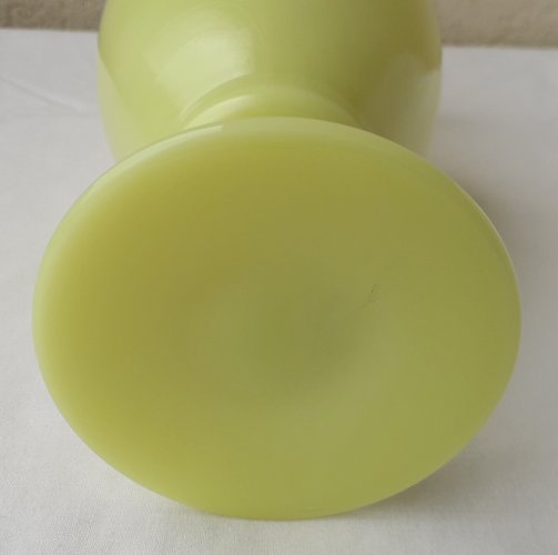 Vase en opaline jaune