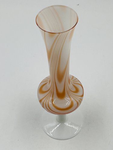 Vase en opaline orange
