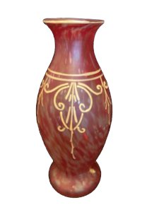 vase en pate de verre rouge  marbrée et décor doré signé leg
