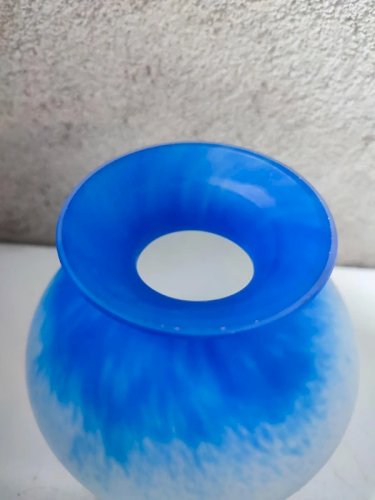 vase en patte de verre a degrade bleu style murano en bon etat