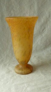 MARBLE EFFECT GLASS FOOTED VASE