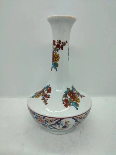 vase en porcelaine asiatique à decor floral en bon etat