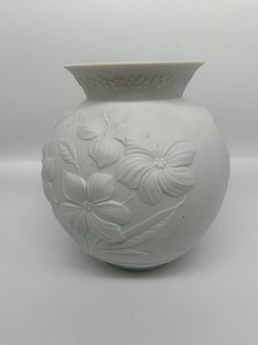 vase en porcelaine biscuit Kaiser