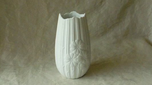 VASE EN PORCELAINE BLANCHE DE KAISER*