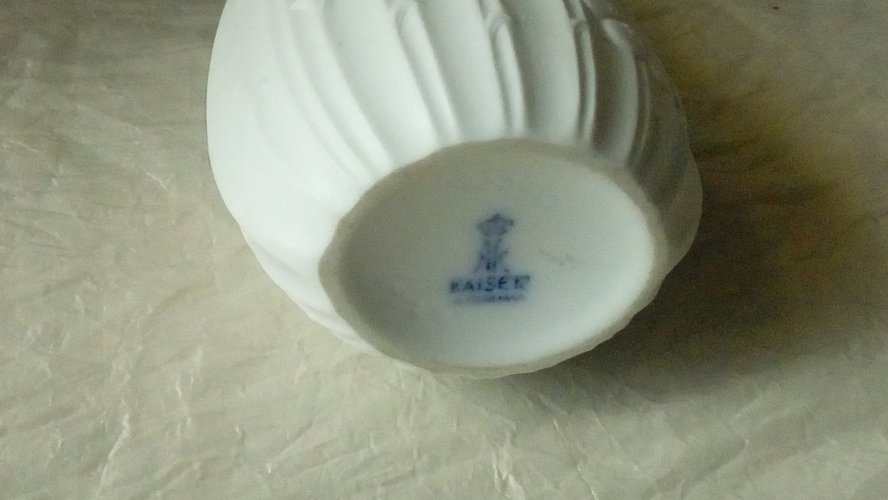 VASE EN PORCELAINE BLANCHE DE KAISER*