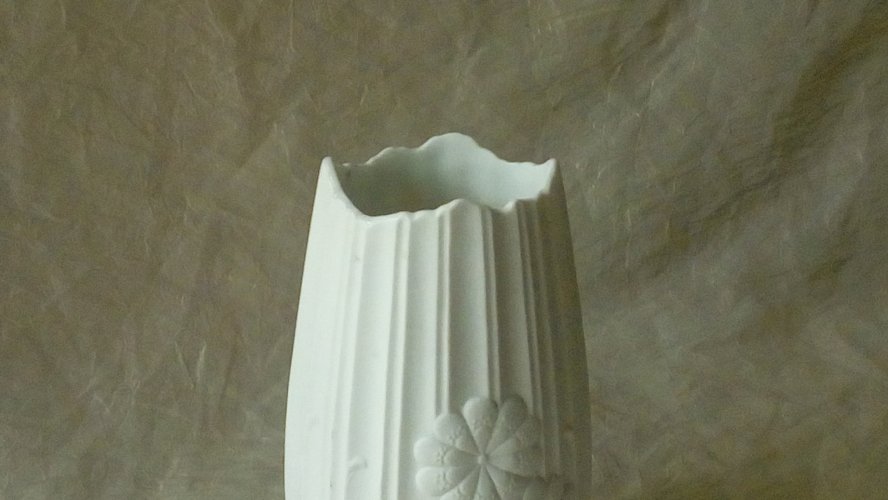 VASE EN PORCELAINE BLANCHE DE KAISER*