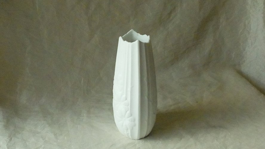VASE EN PORCELAINE BLANCHE DE KAISER*