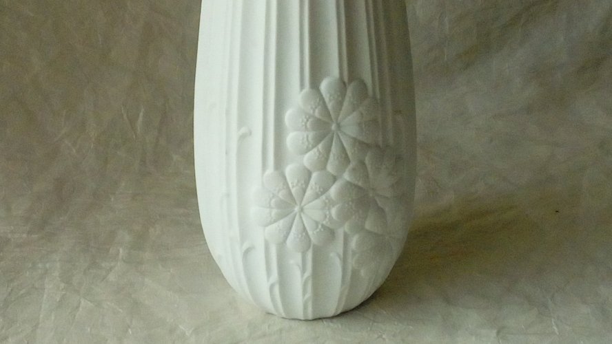 VASE EN PORCELAINE BLANCHE DE KAISER*