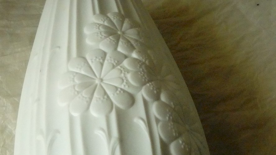 VASE EN PORCELAINE BLANCHE DE KAISER*