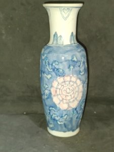 Chinese porcelain vase with floral decoration in good condition