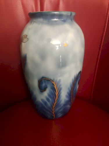 Vase en porcelaine de Limoges signé Camille Tharaud