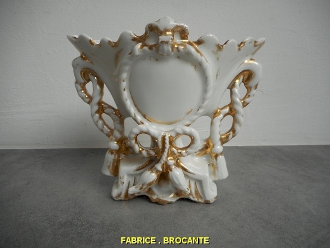 VASE EN PORCELAINE DE PARIS DORE