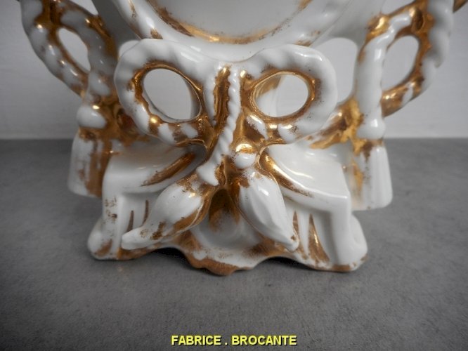 VASE EN PORCELAINE DE PARIS DORE