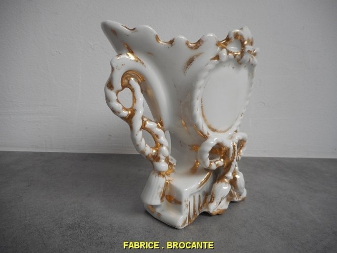 VASE EN PORCELAINE DE PARIS DORE